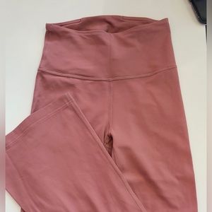 Lululemon Groove Super-High-Rise Flared Pant Nulu
Brier Rose